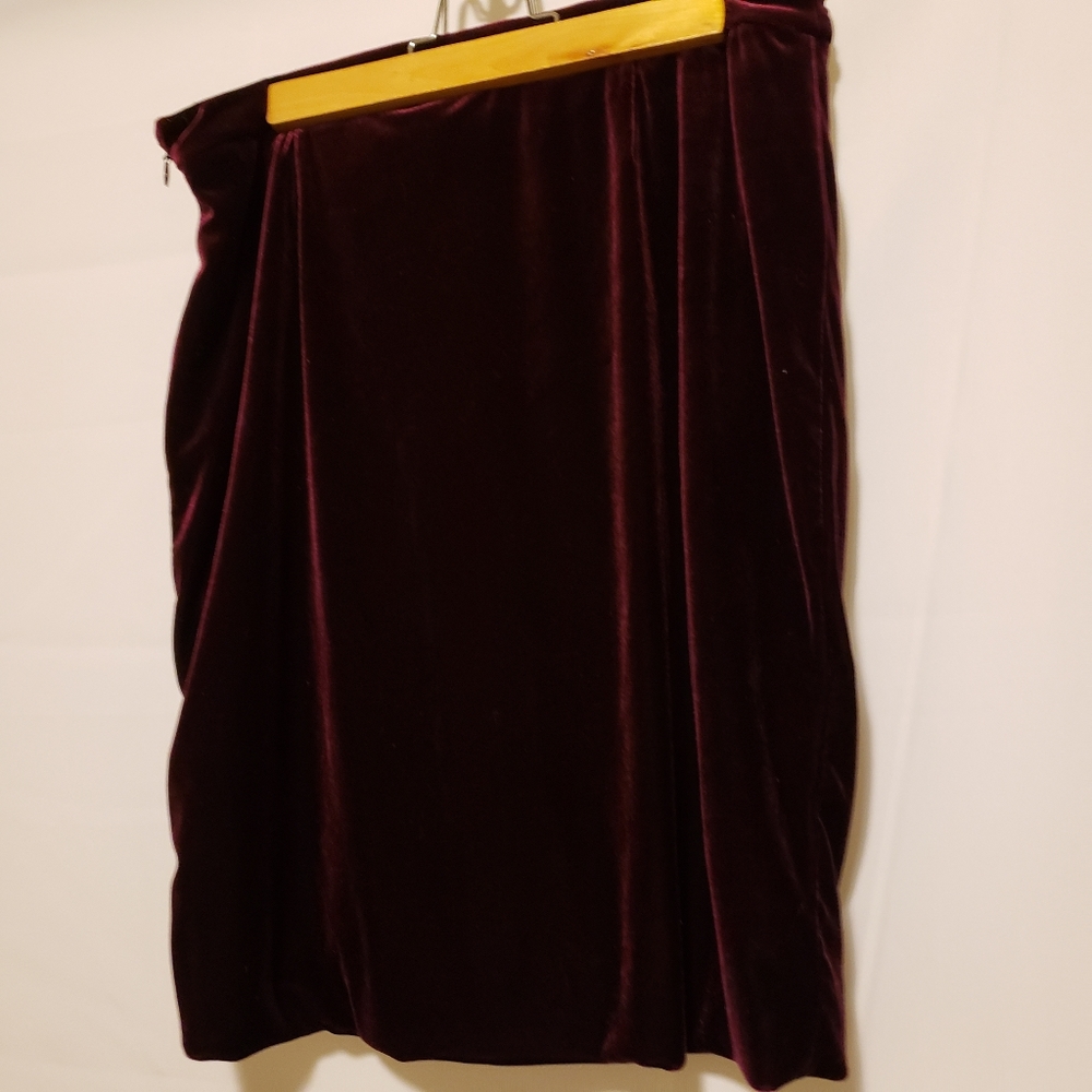 Forever 21 Comtempary Faux Velvet Purple Mini‎ Skit